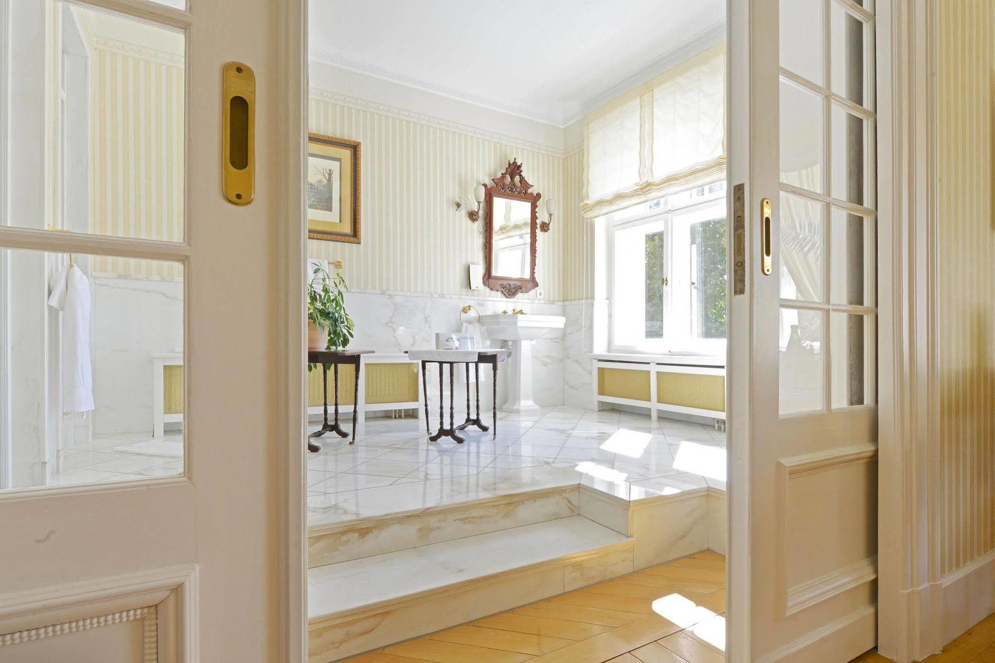 Schlosshotel Villa Westerberge Ашерслебен Экстерьер фото